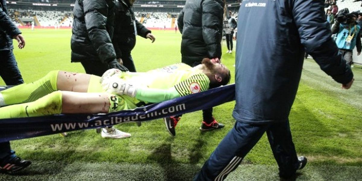 Beşiktaş Maçında Darıca Gençlerbirliği Kalecisi, Kanlar İçinde Kaldı