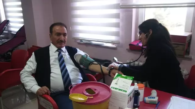 Kale'de Türk Kızılayı'na Kan Bağışı Kale'de Türk Kızılayı'na Kan Bağışı