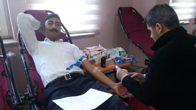 Kale'de Türk Kızılayı'na Kan Bağışı Kale'de Türk Kızılayı'na Kan Bağışı