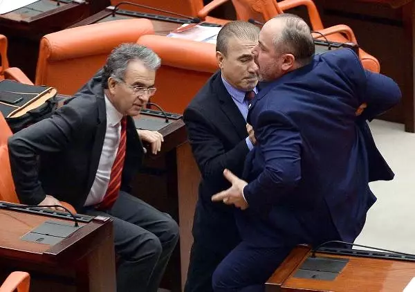Meclis Oturumunda Bu Kez Erkek Vekiller Kavgası