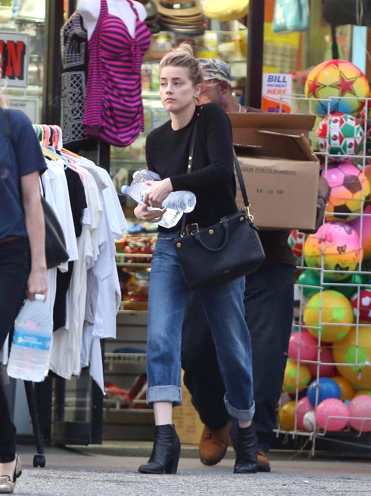 Oyuncu Amber Heard, Ucuzluk Mağazasından Alışveriş Yapıyor