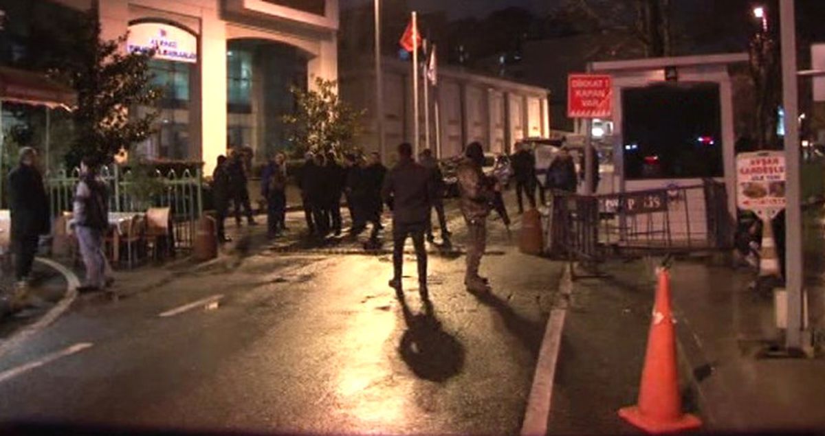 İstanbul'da AK Parti İl Binasına Lav Silahıyla Saldırı!