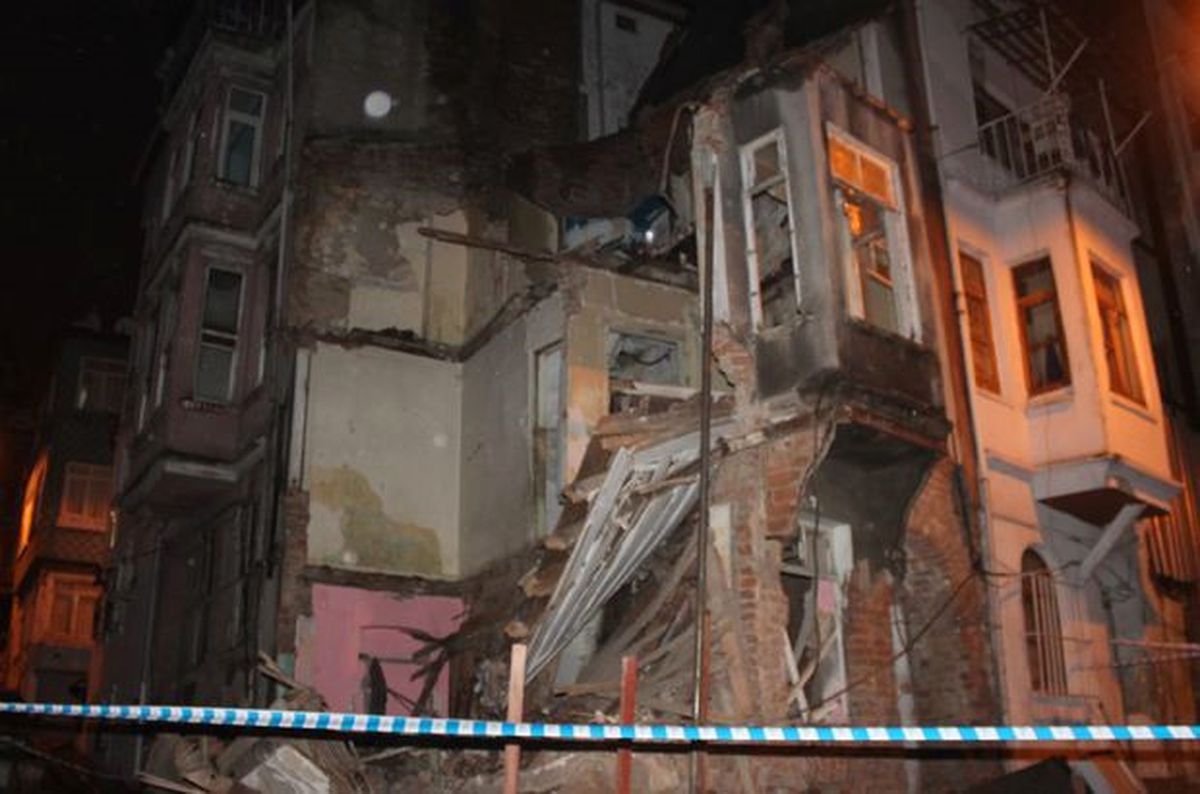 Beyoğlu'nda 4 Katlı Tarihi Bina Çöktü, Faciadan Dönüldü