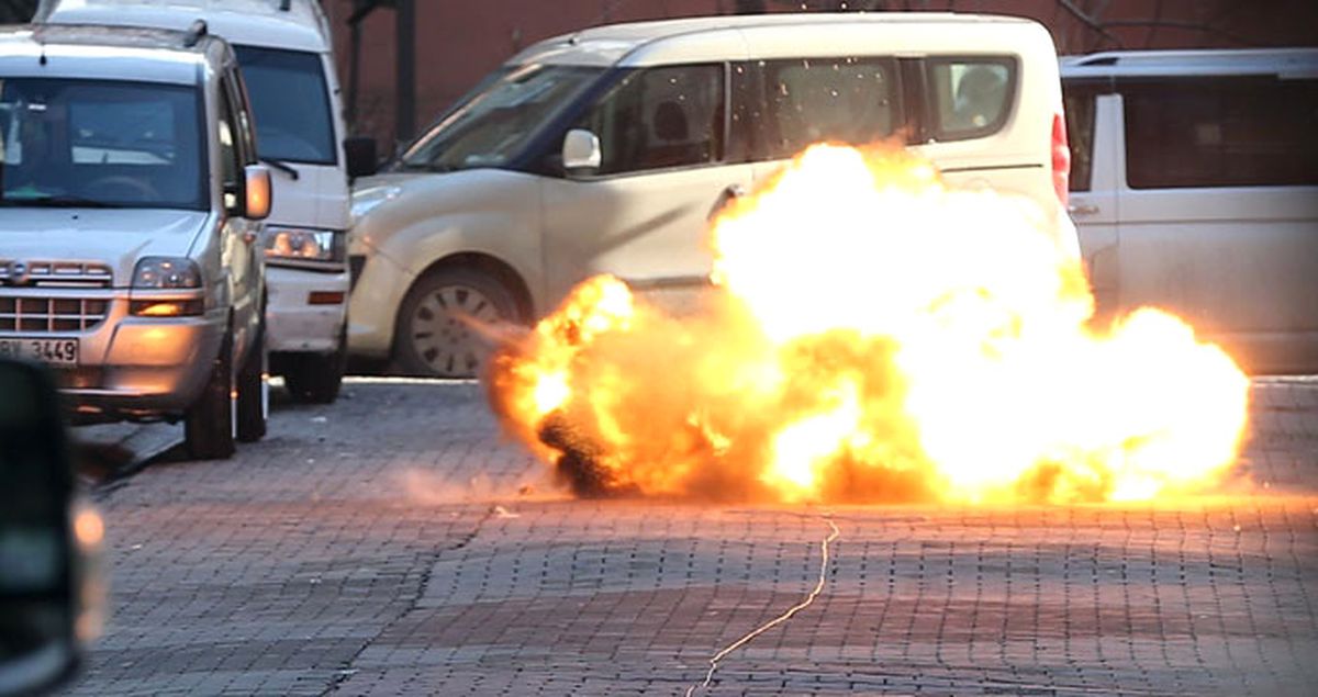 Esenyurt'ta Polise Ateş Açıldı! Saldırganın Bırakıp Kaçtığı Çanta Patlatıldı