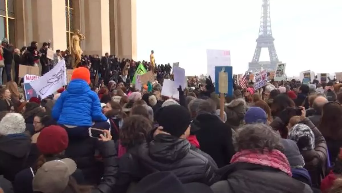 Paris'te Trump Karşıtı Kadın Yürüyüşü Düzenlendi