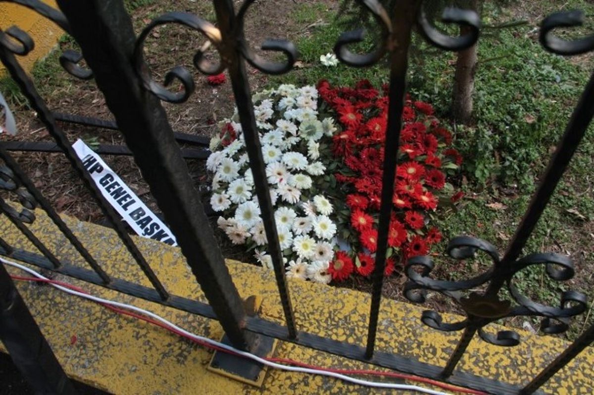 Şehit Cenazesinde CHP Çelengini İstemediler ve Yere Attılar