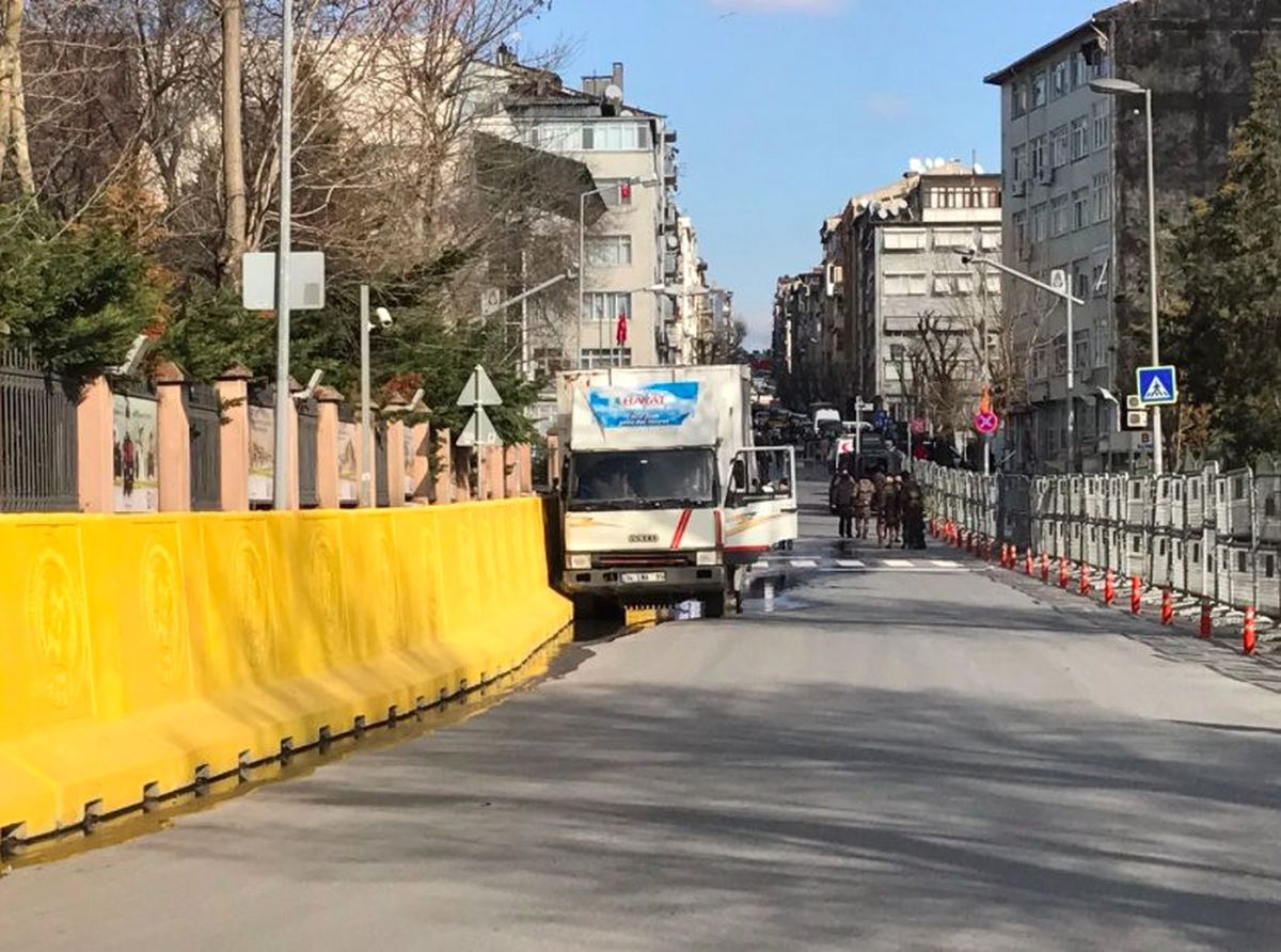 Freni Patlayan Kamyon, İstanbul Emniyet Müdürlüğü'nde Paniğe Neden oldu