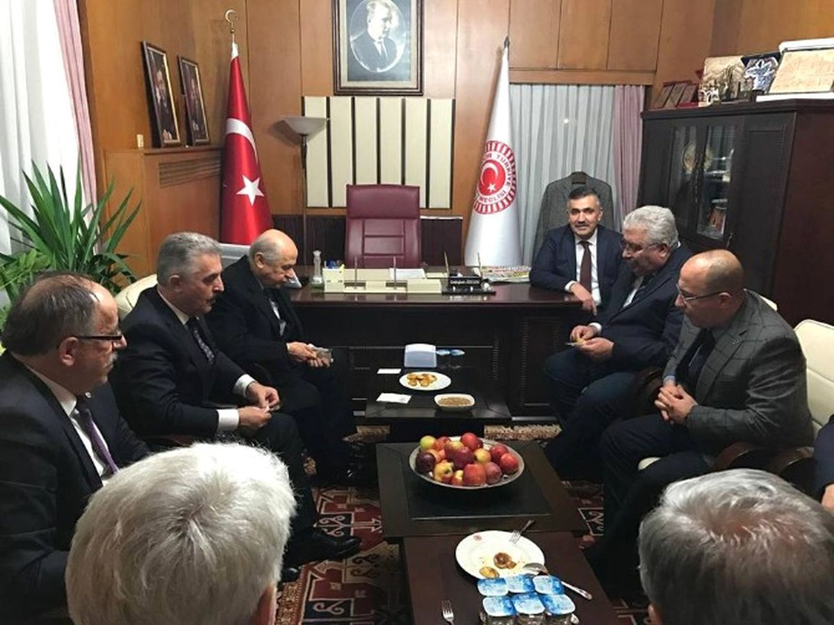 AK Parti'li Milletvekili Bahçeli'ye Patates İkram Etti