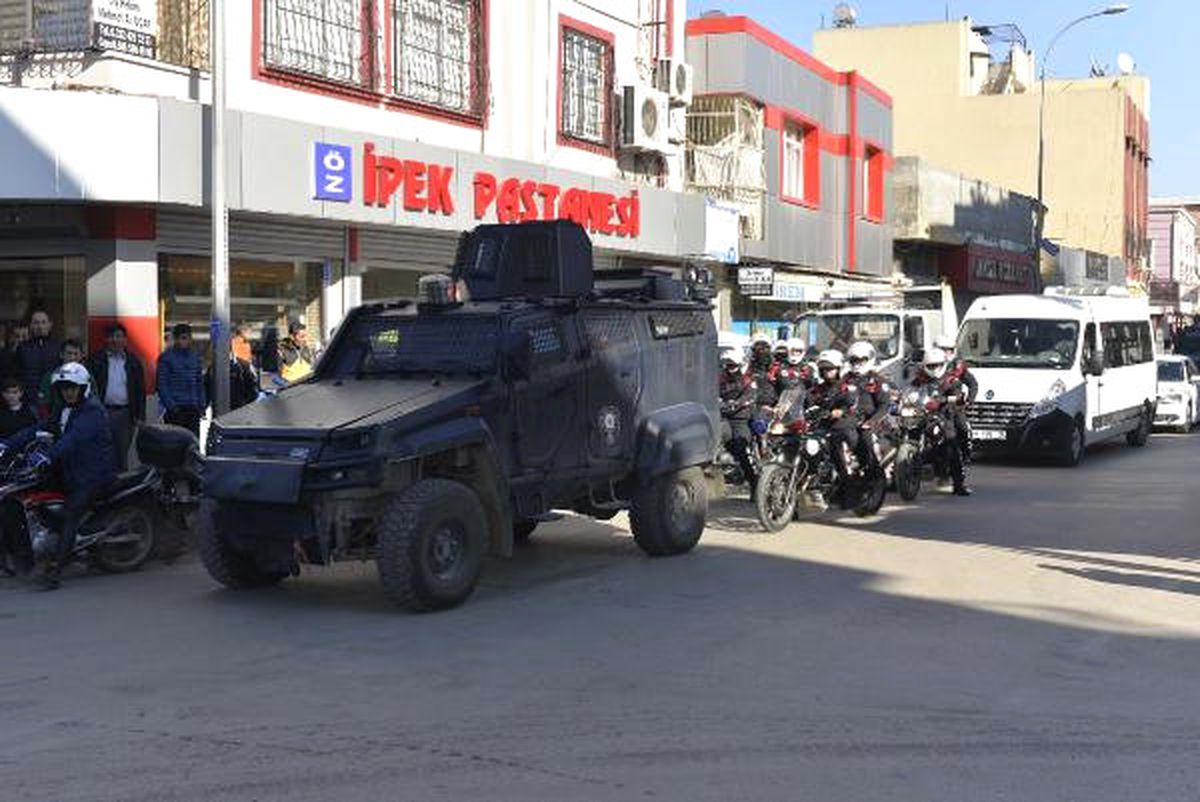 Adana'da Bir Mahalleye 500 Polisle Huzur Operasyonu