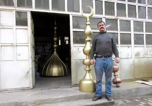 Sandıklı'dan Irak'taki Camiye Bakır Alem Sandıklı'dan Irak'taki Camiye Bakır Alem