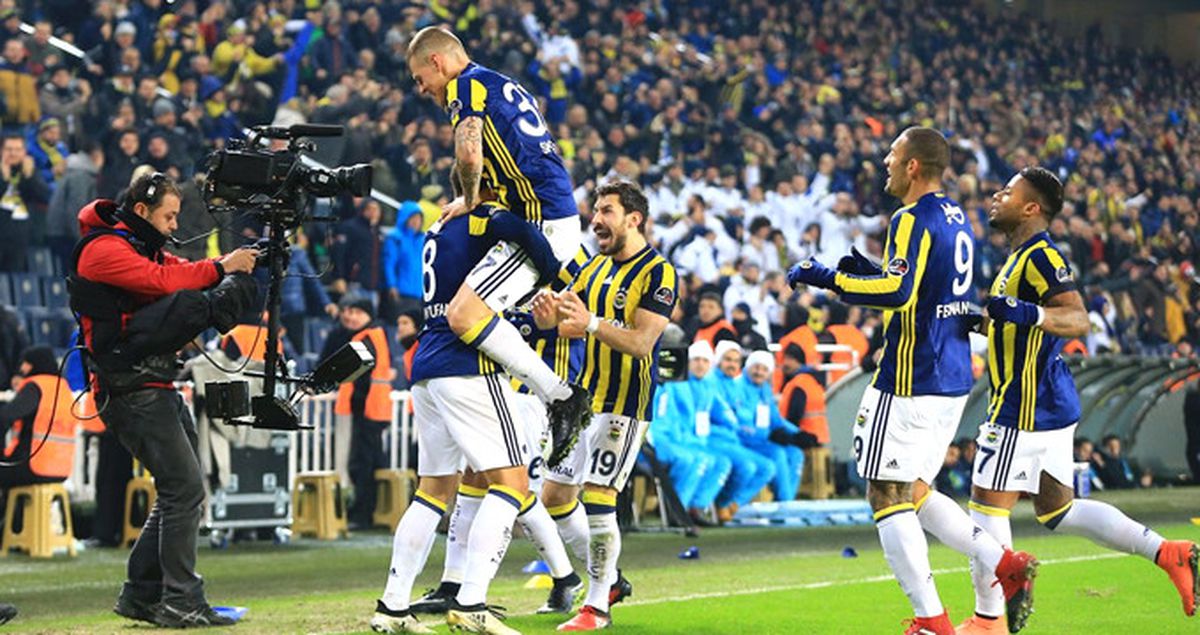 Süper Lig'de Fenerbahçe Lider Medipol Başakşehir'i 1-0 Yendi