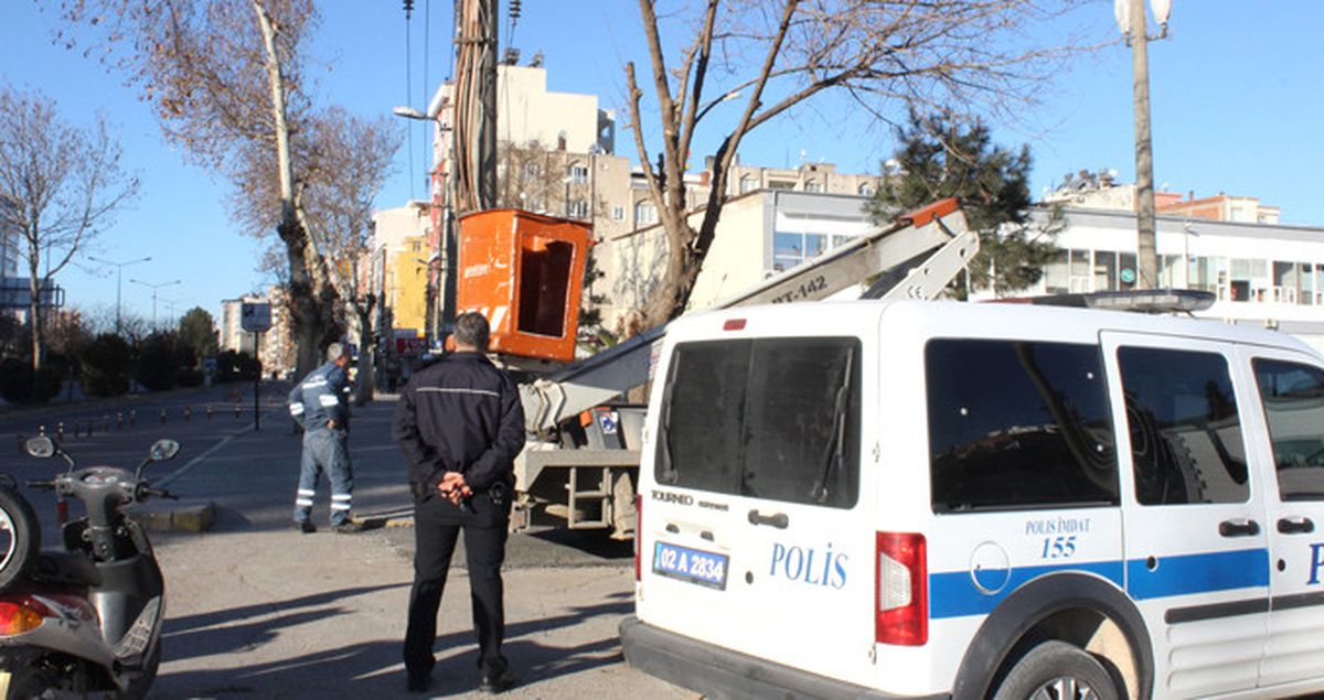 Valilik Binası Önünde Patlayan Elektrik Telleri Paniğe Neden Oldu