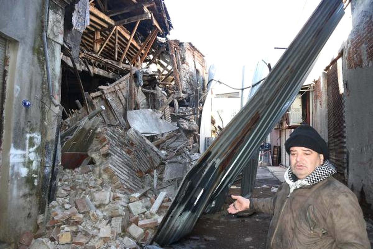Tarihi Bina Bakımsızlıktan Çöktü, Esnaf Faciadan Son Anda Kurtuldu