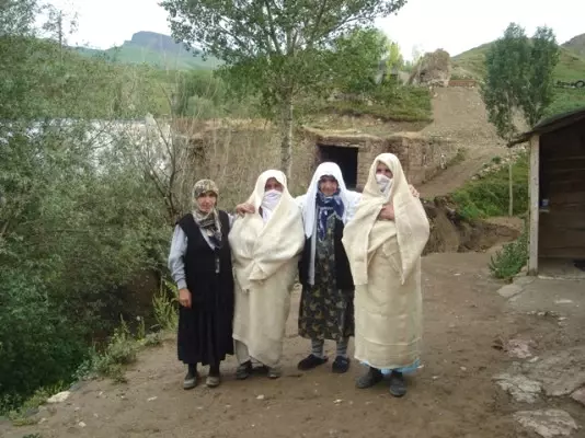 Asırlık İhram Çeyizlerde Süs Eşyası Oldu Asırlık İhram Çeyizlerde Süs Eşyası Oldu