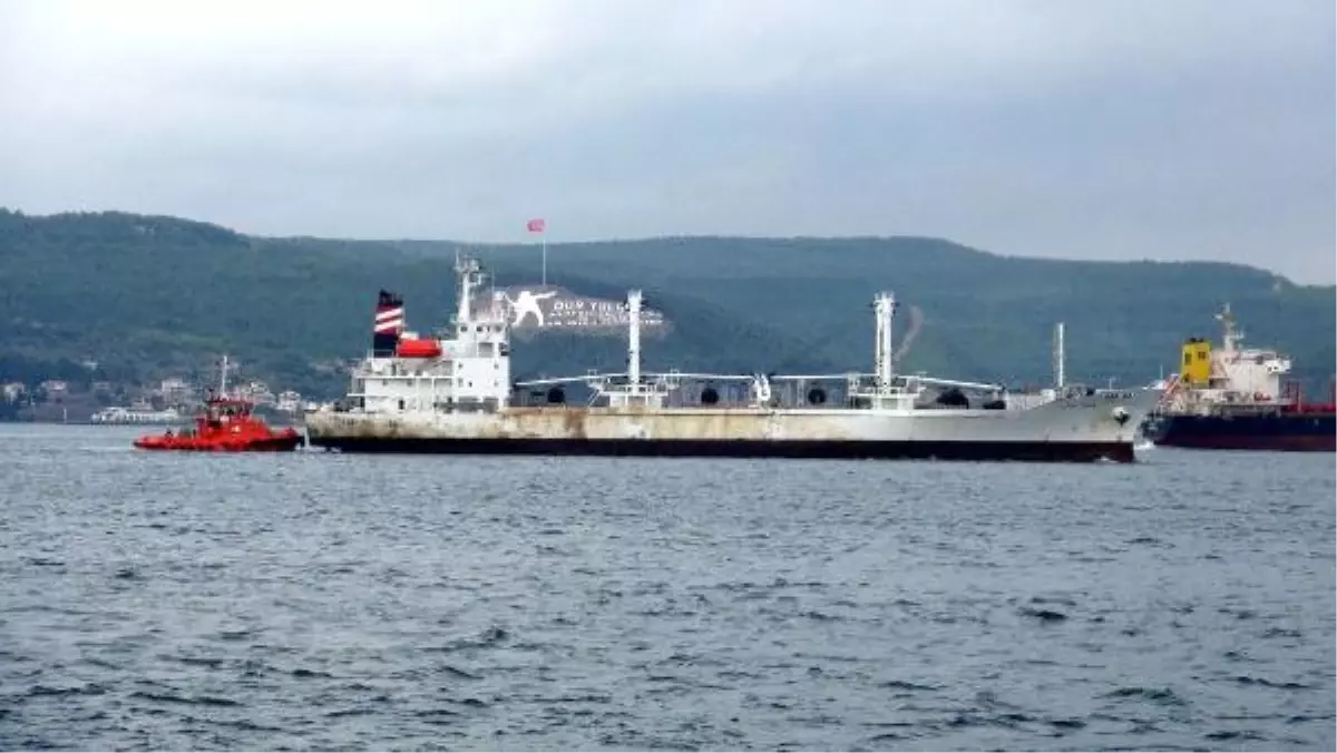 Çeşme'de Çevreyi Kirleten Gemi Çanakkale'den Geçti