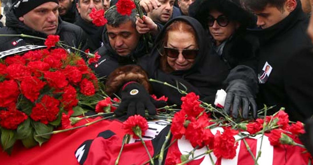 İlhan Cavcav'ın Eşi, Cenazeye Uzun Süre Baktı