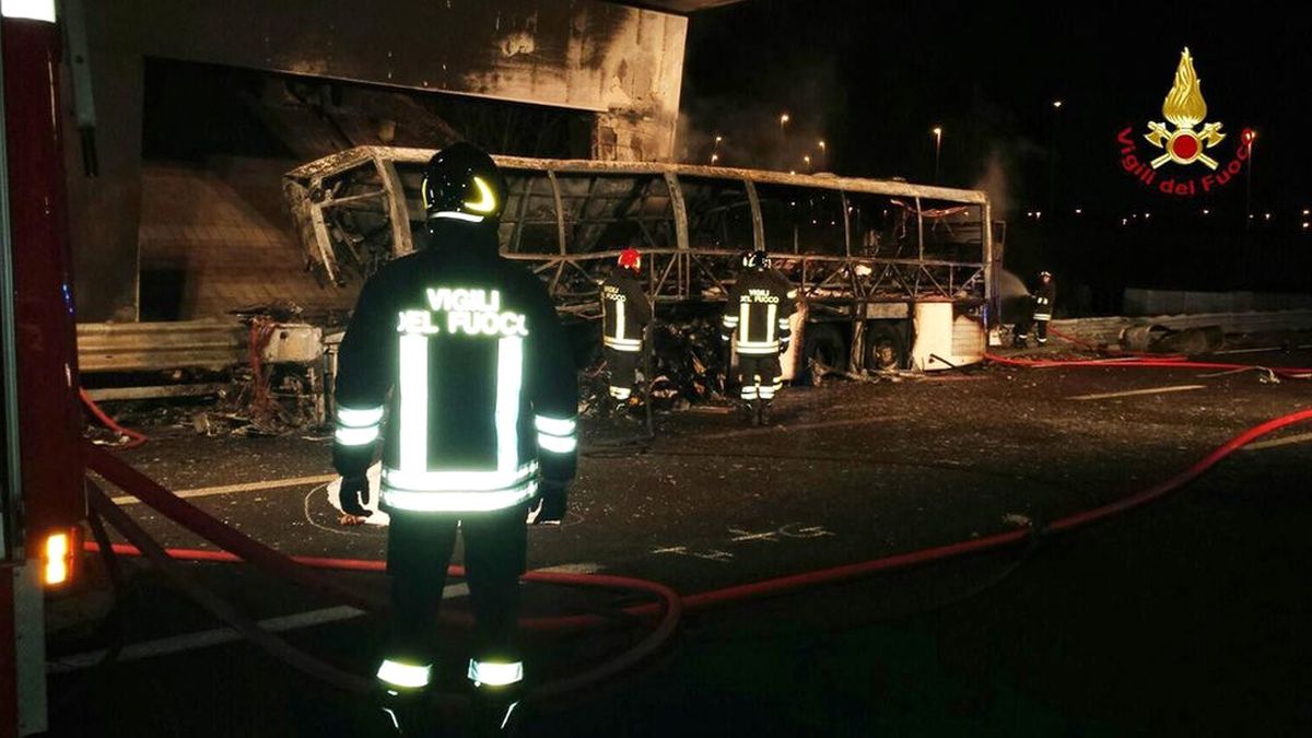 Macar Öğrencileri Taşıyan Otobüs İtalya'da Kaza Yaptı: 16 Ölü