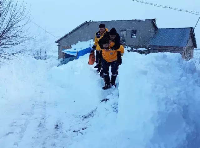 112 Görevlisi Hastayı Metrelerce Sırtında Taşıdı