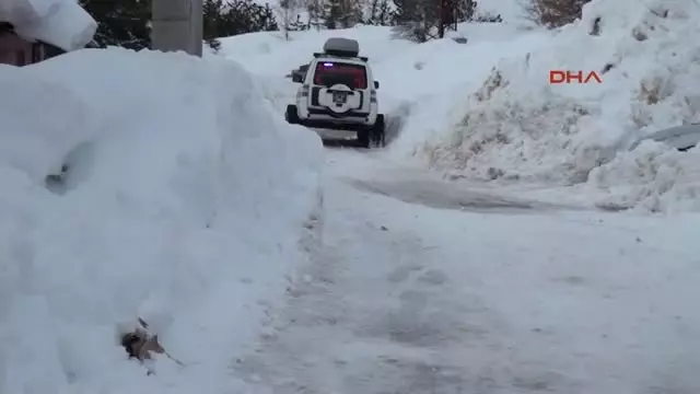 Sağlık Görevlisi, Kar Geçit Vermeyince Hastayı Sırtında Taşıdı