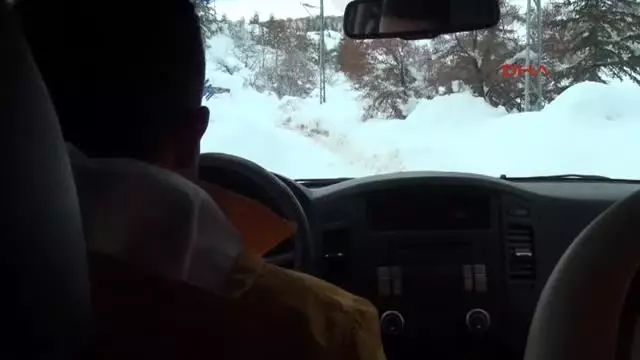 Sağlık Görevlisi, Kar Geçit Vermeyince Hastayı Sırtında Taşıdı