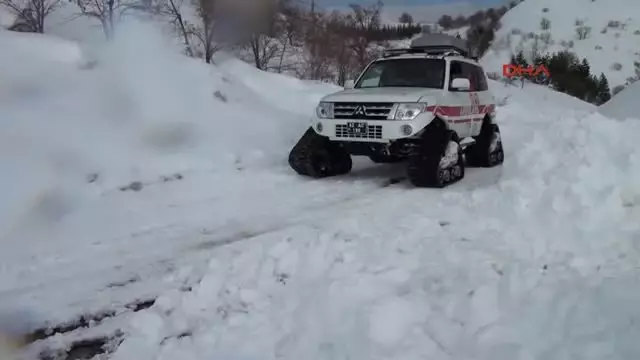 Sağlık Görevlisi, Kar Geçit Vermeyince Hastayı Sırtında Taşıdı