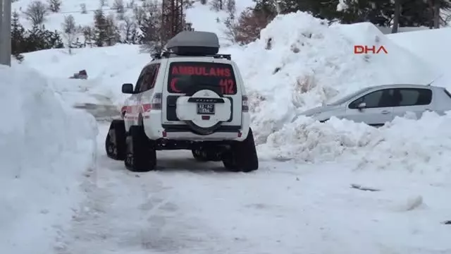 Sağlık Görevlisi, Kar Geçit Vermeyince Hastayı Sırtında Taşıdı
