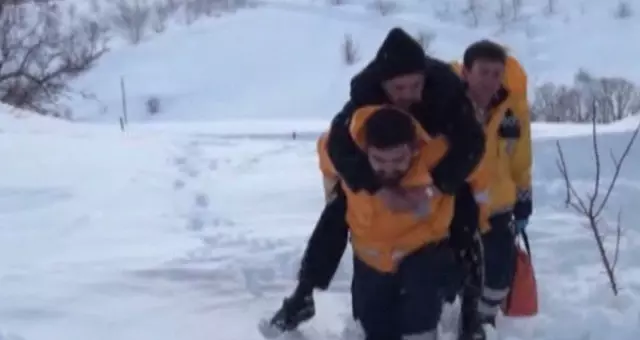 Sağlık Görevlisi, Kar Geçit Vermeyince Hastayı Sırtında Taşıdı