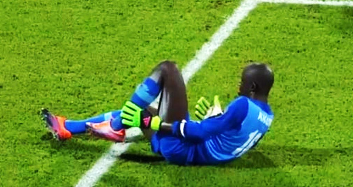 Senegal Kalecisi, Maçta Sakatlık Numarası Yapınca Dalga Konusu Oldu