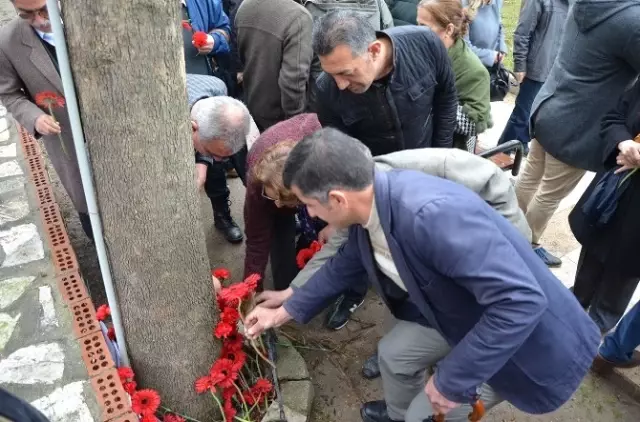 Uğur Mumcu, Milas'ta Karanfillerle Anıldı Uğur Mumcu, Milas'ta Karanfillerle Anıldı