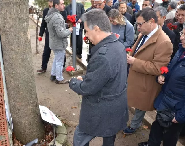 Uğur Mumcu, Milas'ta Karanfillerle Anıldı Uğur Mumcu, Milas'ta Karanfillerle Anıldı