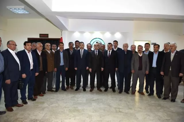 Vali Mahmut Demirtaş, İmamoğlu'nda Mahalle Muhtarlarıyla Bir Araya Geldi