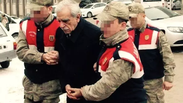 AK Partili Vekillerden Ahmet Türk Tepkisi: Kelepçe Takılması Doğru Değil