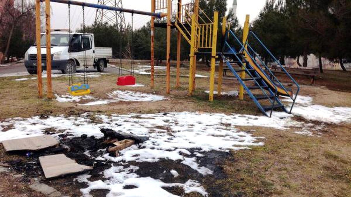 Edirne'de Çocuk Oyun Parkları ve Banklar Yakıldı