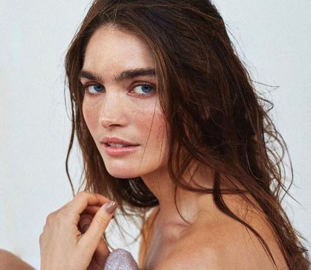 Kaşlarıyla Dalga Geçilen Model İçin Fotoğrafçılar Sıraya Girdi