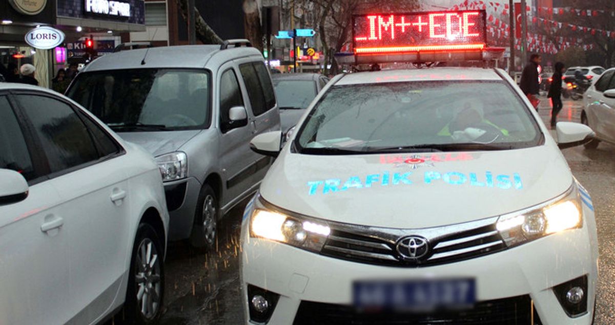 Polisten 'Çift Parklanma Yapmayalım Ede'