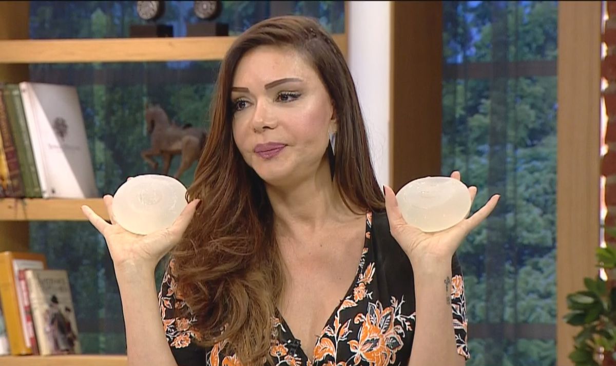 Sevda Demirel, Canlı Yayında Silikonlarını Sunuculara Fırlattı
