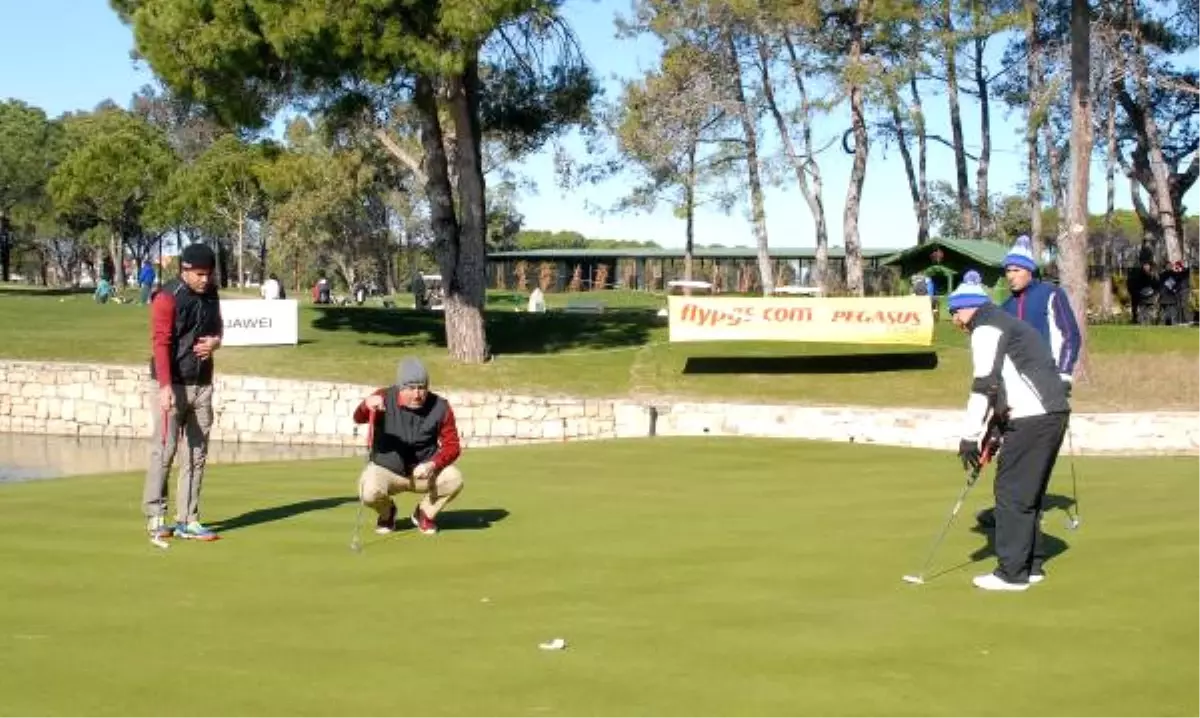 Bakan Çavuşoğlu Golf Sahasından Seslendi: 'Türkiye'de Güvenlik Sorunu Yoktur