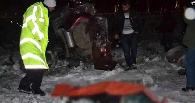 Düğüne Giden Ailenin Otomobili Devrildi: 4 Ölü, 1 Yaralı Düğüne Giden Ailenin Otomobili Devrildi: 4 Ölü, 1 Yaralı