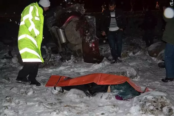 Düğüne Giden Ailenin Otomobili Devrildi: 4 Ölü, 1 Yaralı Düğüne Giden Ailenin Otomobili Devrildi: 4 Ölü, 1 Yaralı