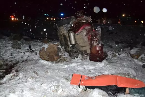 Düğüne Giden Ailenin Otomobili Devrildi: 4 Ölü, 1 Yaralı Düğüne Giden Ailenin Otomobili Devrildi: 4 Ölü, 1 Yaralı