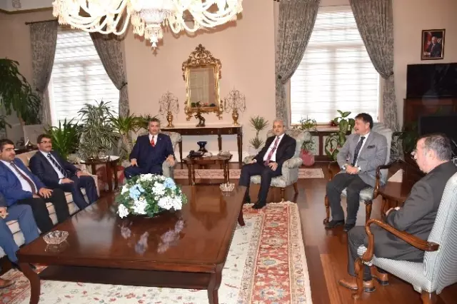 Manisa Eski Valisi Celalettin Güvenç Vali Güvençer'i Ziyaret Etti Manisa Eski Valisi Celalettin Güvenç Vali Güvençer'i Ziyaret Etti