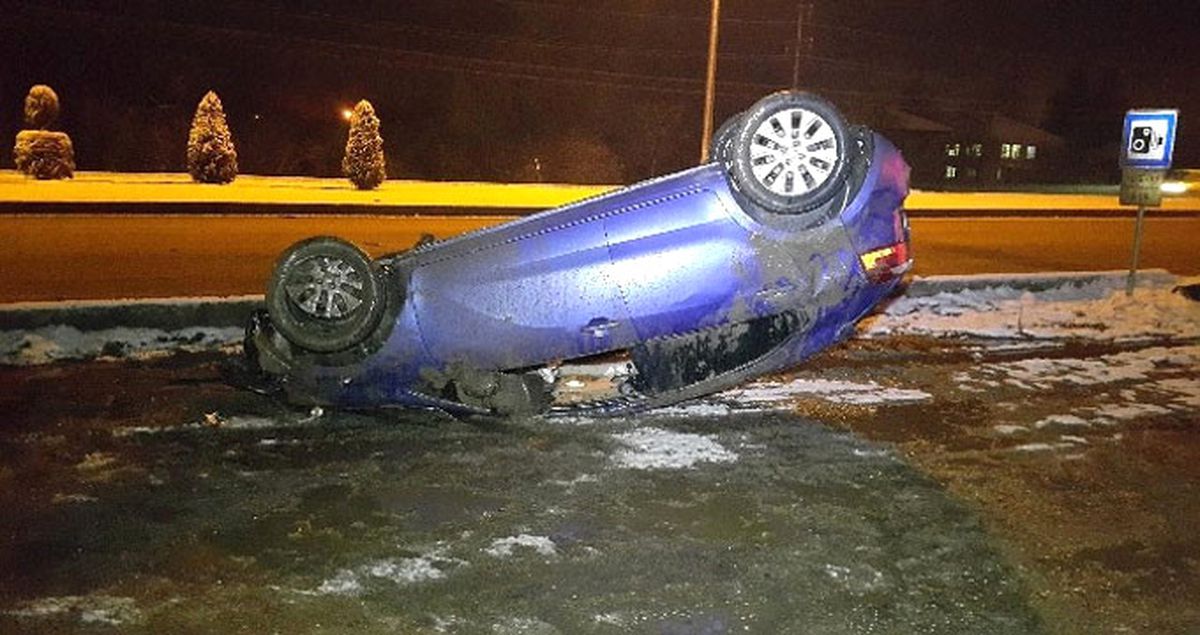 Kaygan Yolda Duramayan Sürücü Takla Attı, 25 Metre Sürüklendi