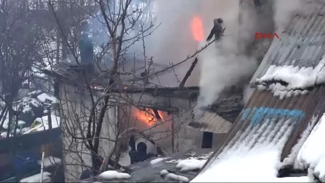 Zonguldak Evinde Çıkan Yangını Kar Atarak Söndürmeye Çalıştı Zonguldak Evinde Çıkan Yangını Kar Atarak Söndürmeye Çalıştı