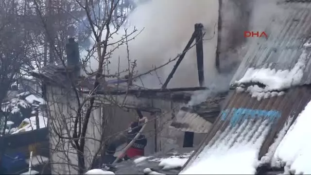 Zonguldak Evinde Çıkan Yangını Kar Atarak Söndürmeye Çalıştı Zonguldak Evinde Çıkan Yangını Kar Atarak Söndürmeye Çalıştı