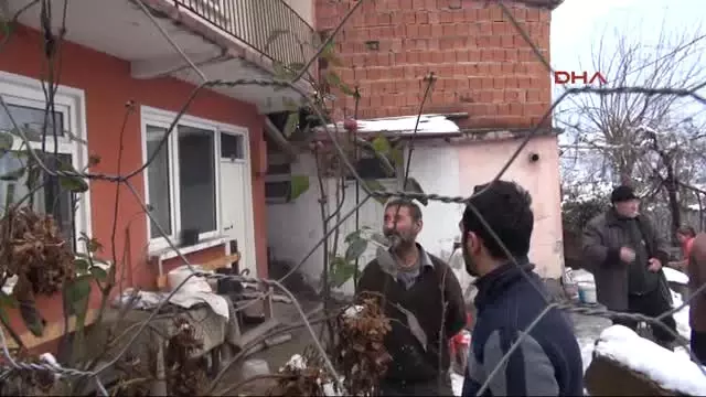 Zonguldak Evinde Çıkan Yangını Kar Atarak Söndürmeye Çalıştı Zonguldak Evinde Çıkan Yangını Kar Atarak Söndürmeye Çalıştı