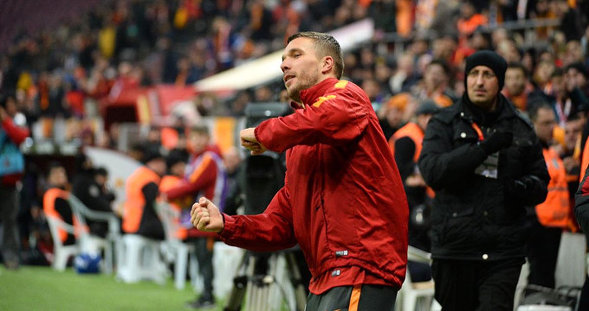 G.Saray Taraftarı, Ayrılması Gündemde Olan Podolski'yi Bağrına Bastı