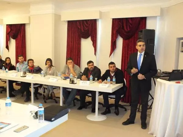 Umut Oran, CHP Kış Kampı'nda Gençlere Eğitim Verdi