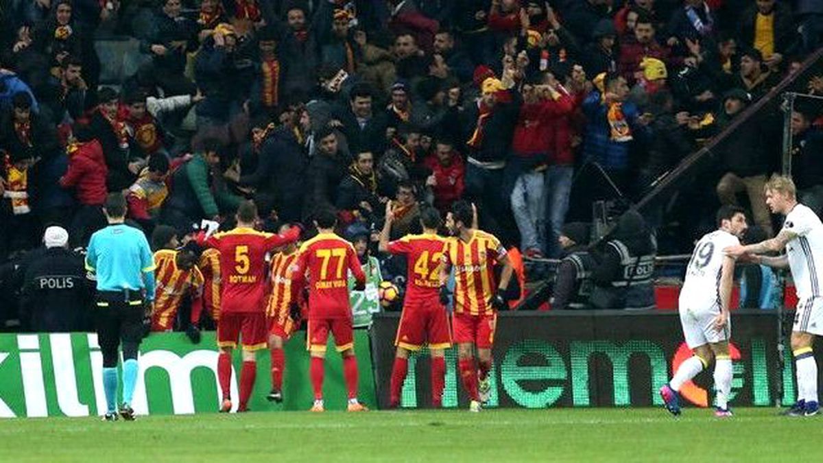 Süper Lig'de Fenerbahçe Deplasmanda Kayserispor'a 4-1 Yenildi