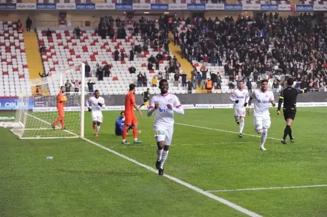 Antalyaspor, 25 Yıl Sonra Aytemiz Alanyaspor'u Mağlup Etti