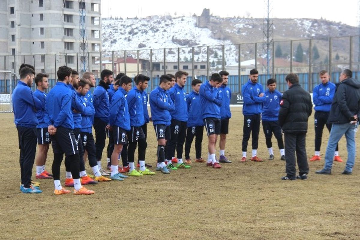 Profesyonel Takımdaki 8 Oyuncu Lisede Okuyor